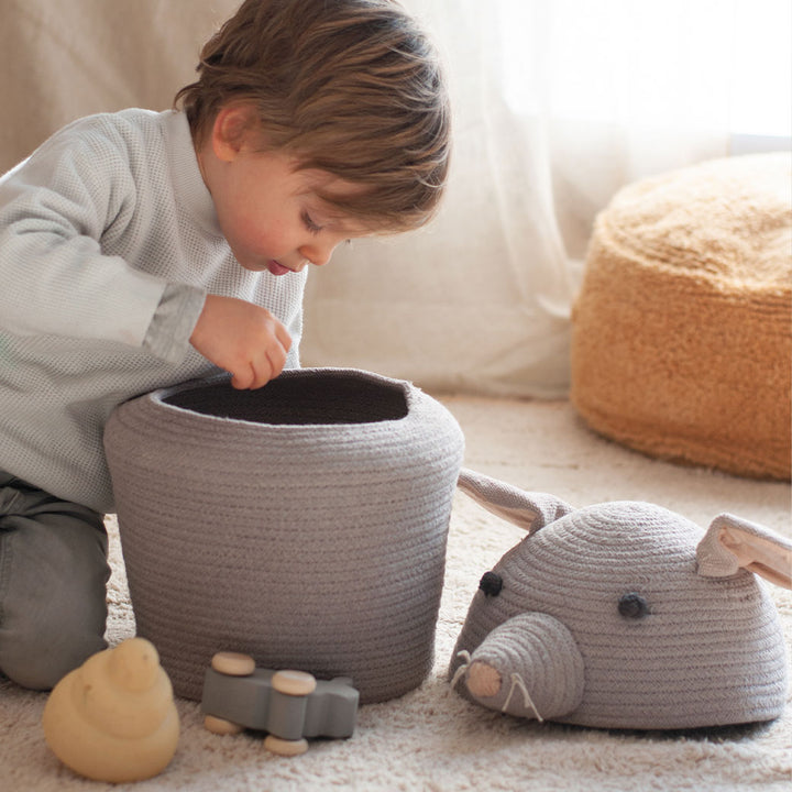 A child looking inside the Lorena Canals Renata the Rat Basket